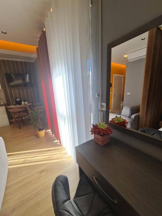 Sunny Apartment - Blloku Tirana, Near Lake מראה חיצוני תמונה