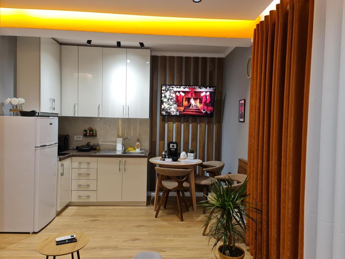 Sunny Apartment - Blloku Tirana, Near Lake מראה חיצוני תמונה